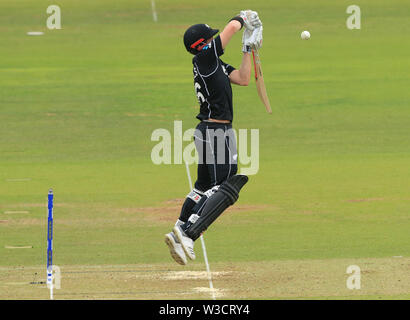 Londra, Regno Unito. 14 Luglio, 2019. Henry Nicholls di Nuova Zelanda difende contro una palla alta durante la Nuova Zelanda v Inghilterra, ICC Cricket World Cup match finale, al Lords, Londra, Inghilterra. Credito: ESPA/Alamy Live News Foto Stock