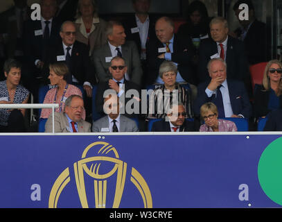 Londra, Regno Unito. 14 Luglio, 2019. Il Primo Ministro Theresa Maggio guarda la partita durante la Nuova Zelanda v Inghilterra, ICC Cricket World Cup match finale, al Lords, Londra, Inghilterra. Credito: ESPA/Alamy Live News Foto Stock