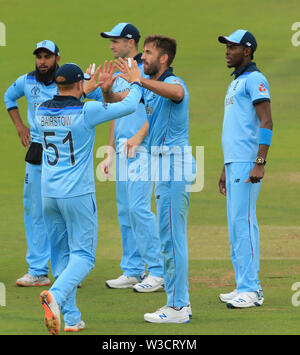 Londra, Regno Unito. 14 Luglio, 2019. Liam Plunkett di Inghilterra celebra tenendo il paletto di Henry Nicholls della Nuova Zelanda durante la Nuova Zelanda v Inghilterra, ICC Cricket World Cup match finale, al Lords, Londra, Inghilterra. Credito: ESPA/Alamy Live News Foto Stock