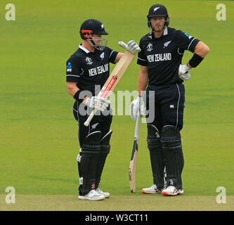 Londra, Regno Unito. 14 Luglio, 2019. Henry Nicholls di Nuova Zelanda segnali per una TV arbitro review durante la Nuova Zelanda v Inghilterra, ICC Cricket World Cup match finale, al Lords, Londra, Inghilterra. Credito: ESPA/Alamy Live News Foto Stock