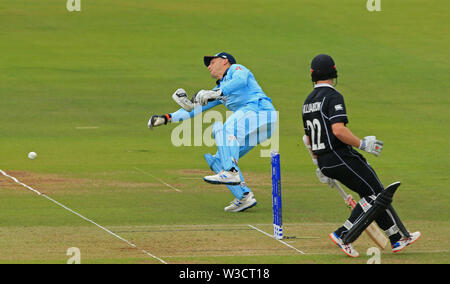 Londra, Regno Unito. 14 Luglio, 2019. Jos Buttler di Inghilterra tenta di eseguire fuori Henry Nicholls della Nuova Zelanda durante la Nuova Zelanda v Inghilterra, ICC Cricket World Cup match finale, al Lords, Londra, Inghilterra. Credito: ESPA/Alamy Live News Foto Stock