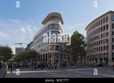 Il fressgass sistemazione di strada dello shopping nel centro città di Francoforte am Main Germania Foto Stock