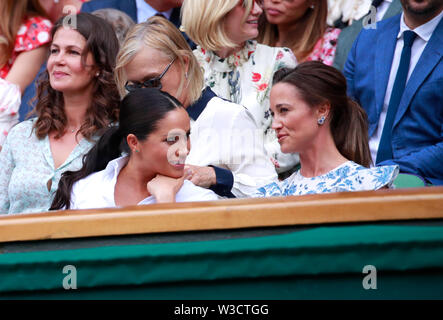Il torneo di Wimbledon, Londra, Regno Unito. 13 luglio 2019. Meghan Markle (Duchessa di Sussex), parla di Pippa Middleton come si guarda il Signore sceglie il finale tra Serena Williams e Simona Halep in campionati di Wimbledon tennis, Wimbledon, Londra sulla luglio 13, 2019 Credit: Paolo Marriott/Alamy Live News Foto Stock