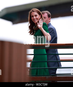 Il torneo di Wimbledon, Londra, Regno Unito. 13 luglio 2019. Kate Middleton (Duchessa di Cambridge) onde alle folle come lei arriva a campionati di Wimbledon tennis, Wimbledon, Londra sulla luglio 13, 2019 Credit: Paolo Marriott/Alamy Live News Foto Stock