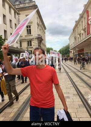 Tours, FRANCIA, ONG AIDES, persone attivisti HIV AIDS , segno di protesta per la Campagna del Fondo Mondiale per l'AIDS, in strada, attivismo AIDS, contre le sida Foto Stock