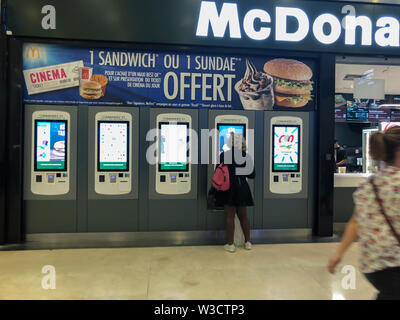 Parigi, FRANCIA, persone all'interno del McDonald's Fast Food Restaurant, ordinazione di cibo, distributori automatici, hall Les Halles, cartello, MacDonalds francia Foto Stock