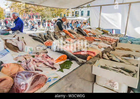 Venezia, Italia - 30 ottobre 2016: piatti a base di frutti di mare freschi sul contatore di un piccolo mercato a Venezia. Italia Foto Stock