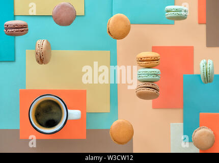 Macarons e expresso, piatto adagiare sulla carta geometrica sfondo in colori pastello Foto Stock