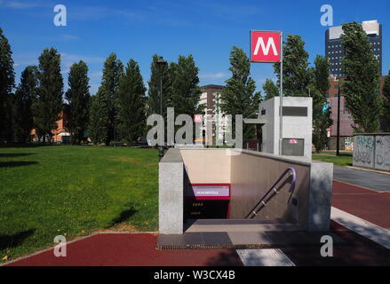 MILANO, Italia. 12 luglio2019: Ingresso Monumentale Stazione della metropolitana di Milano. Monumentale è una stazione della linea 5 della metropolitana di Milano, il Lilla lin Foto Stock