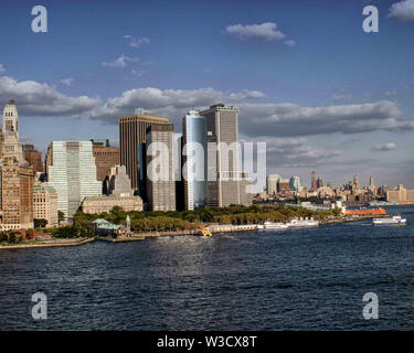 New York, New York, Stati Uniti d'America. 3 Sep, 2005. L'estremità meridionale della parte inferiore della skyline di Manhattan vista dal porto di New York. Pontile comunale A (in basso a sinistra) in Battery Park è l'ultimo superstite molo storico della città. Credito: Arnold Drapkin/ZUMA filo/Alamy Live News Foto Stock