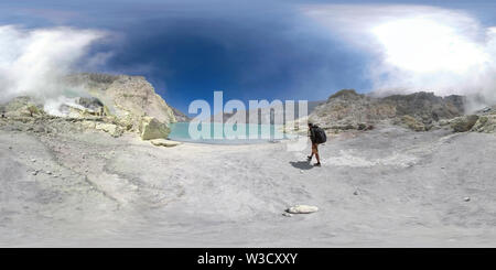 Vr 360 lavoratori zolfo miniera a mano, il cratere lago acido Kawah Ijen. paesaggio montano di gas di zolfo, fumo. Indonesia, Jawa Foto Stock