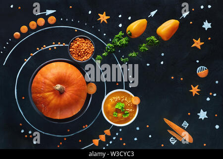Spazio di zucca sistema solare con la carota, il pepe e la zuppa di lenticchie, concetto laici piatto cibo sano e sfondo Foto Stock