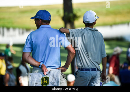 Silvis, Iowa, USA. 14 Luglio, 2019. Spettatori guarda il round finale del John Deere Classic Domenica, 14 luglio 2019, a TPC Deere Run in Silvis. Credito: Meg Mclaughlin/Mmclaughlin@Qconl/Quad-City volte/ZUMA filo/Alamy Live News Foto Stock