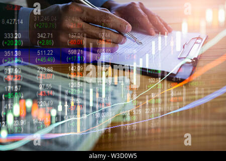 Mercato azionario o forex trading grafico e candelabro grafico adatto per gli investimenti finanziari concetto. Economia sullo sfondo delle tendenze per l'idea di business e di un Foto Stock