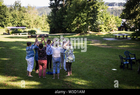 Schramberg, Germania. 05 Luglio, 2019. Un gruppo di anziane fare un esercizio di danza per i momenti di relax in famiglia istruzione e villaggio vacanze Eckenhof. Le persone che si prendono cura di persone con demenza spesso raggiungono il loro fisico ed emotivo di limiti. Al fine di contrastare questo, ci sono feste particolari che sono rivolti a coloro che sono stati colpiti e i loro parenti. (A DPA: "è magica" - vacanza per le persone con demenza) Credito: Christoph Schmidt/dpa/Alamy Live News Foto Stock