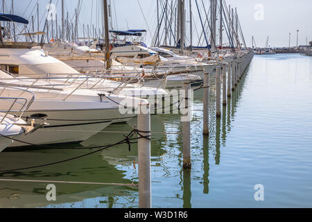 Marina con yacht nella città di La Grande Motte sulla Cote D'Azur, regione Languedoc, Francia meridionale Foto Stock