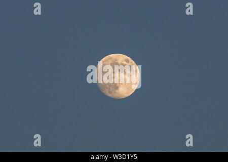 New York New York, dagli Stati Uniti. 14 Luglio, 2019. Lua nella sua fase di crescent e visto da di New York negli Stati Uniti na noite di Domenica, 14. Credito: William Volcov/ZUMA filo/Alamy Live News Foto Stock