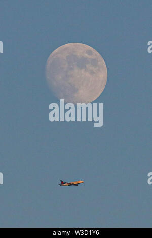 New York New York, dagli Stati Uniti. 14 Luglio, 2019. Lua nella sua fase di crescent e visto da di New York negli Stati Uniti na noite di Domenica, 14. Credito: William Volcov/ZUMA filo/Alamy Live News Foto Stock