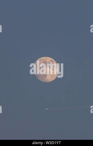 New York New York, dagli Stati Uniti. 14 Luglio, 2019. Lua nella sua fase di crescent e visto da di New York negli Stati Uniti na noite di Domenica, 14. Credito: William Volcov/ZUMA filo/Alamy Live News Foto Stock