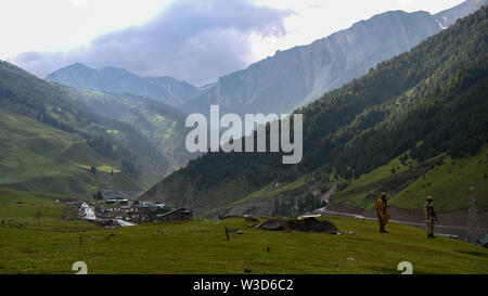 Ganderbal, India. 14 Luglio, 2019. Esercito indiano uomini stare in guardia al monte Himalayano Sonamarg in alcuni 85 km da Srinagar.Jammu e Kashmir è contestazione di un territorio diviso tra India e Pakistan, ma sostenuto nella sua interezza da entrambi i lati. Credito: SOPA Immagini limitata/Alamy Live News Foto Stock