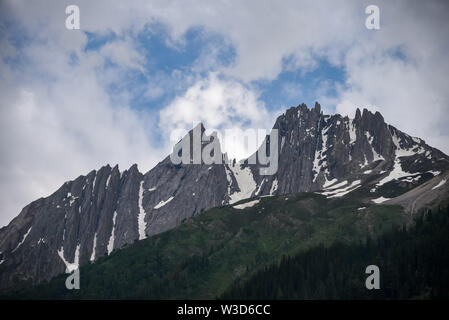 Ganderbal, India. 14 Luglio, 2019. Una vista delle montagne dell'Himalaya in Sonamarg alcuni 85km dalla capitale estiva Srinagar.Jammu e Kashmir è contestazione di un territorio diviso tra India e Pakistan, ma sostenuto nella sua interezza da entrambi i lati. Credito: SOPA Immagini limitata/Alamy Live News Foto Stock