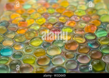 Foto astratte di multi colorato trasparente a sfere galleggianti in acqua. Foto Stock