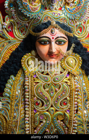 Idolo colorati di Godess Durga a Kumartuli,Kolkata,l'India Foto Stock