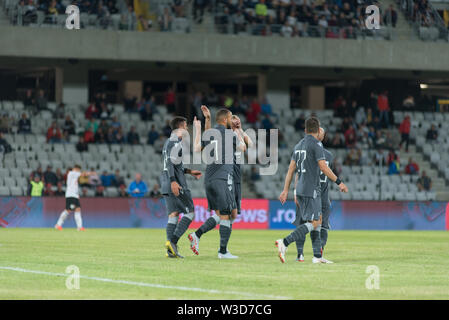 CLUJ NAPOCA, ROMANIA - Luglio 12, 2019: FC Universitatea Cluj giocare un amichevole partita di calcio contro PAOK Salonicco club di calcio dalla Grecia in sono Foto Stock