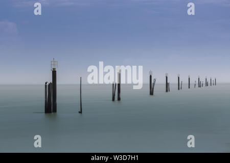 Sekinchan pier palificazioni per guidare le barche da pesca. Foto Stock