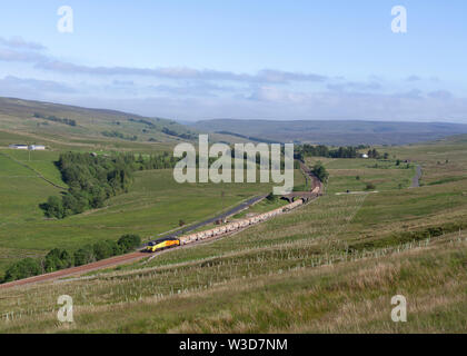 Cole classe di merci su rotaie 70 locomotiva diesel passando Ais Gill sull'accontentarsi di Carlisle linea ferroviaria con un treno merci alla rinfusa Trasporto massicciata ferroviaria Foto Stock