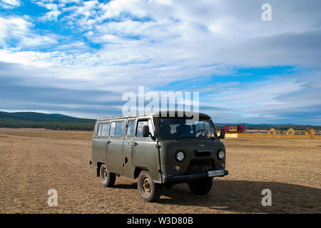 Isola Olkhan Russia, russo off-road van UAZ - 452 in remote arido terreno pianeggiante Foto Stock