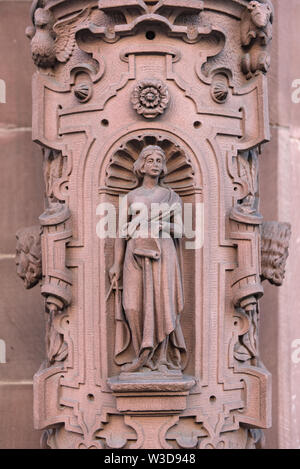 La scultura in pietra arenaria sulla facciata esterna del rathaus roemer frankfurt am main Germania Foto Stock