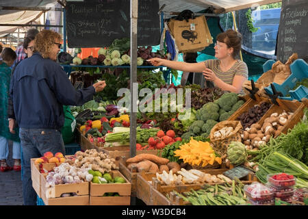 Amsterdam, Olanda - Giugno 22, 2019: verdure ai coltivatori organici al mercato di Noordermarkt Foto Stock