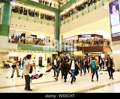 Hong Kong Cina - Luglio 14th, 2019. Una serena domenica rally trasformato in si sono scontrati tra dimostranti e polizia a a Shatin New Town Plaza Shopping Mall. Credito: Gonzales foto/Alamy Live News Foto Stock