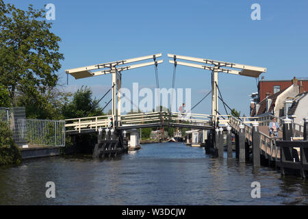 Leiden, Olanda - Giugno 26, 2019: bicicletta ponte levatoio sopra la Nieuwe Rijn in Leiden Foto Stock