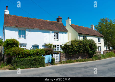 Periodo di graziosi cottage su un giorno d'estate nel villaggio sul mare di West Wittering, Nr. Chichester, West Sussex, in Inghilterra, Regno Unito Foto Stock