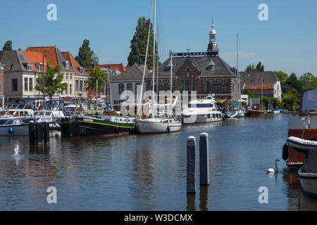 Leiden, Olanda - Luglio 05, 2019: porto storico edificio il Volharding nella stagione estiva a Leiden Foto Stock