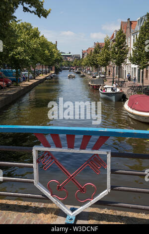 Leiden, Olanda - Luglio 05, 2019: stemma della città Leiden, due chiavi, al ponte Oude Rijn Foto Stock