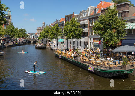 Leiden, Olanda - Giugno 26, 2019: barca terrazza sul canal alla Nieuwe Rijn in Leiden Foto Stock