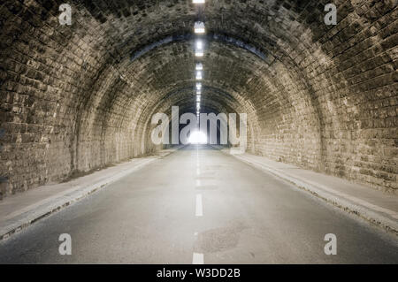 Luce al buio del tunnel vanishing point fine Foto Stock