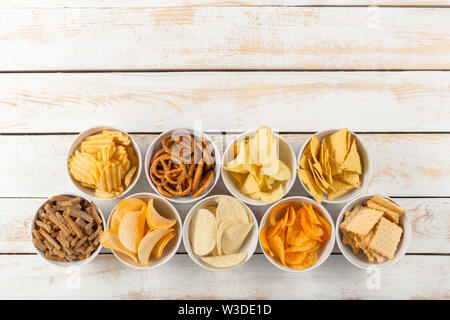 Salatini in ciotole sul tavolo di legno dal di sopra Foto Stock