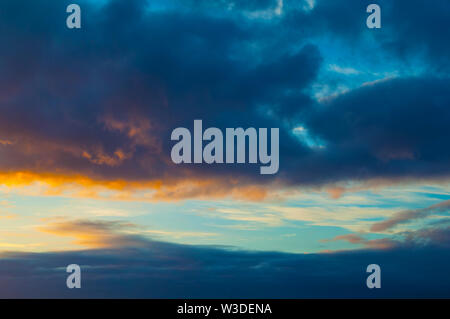 Tramonto spettacolare sfondo cielo - rosa, arancione e blu drammatico le nuvole colorate illuminate di sera la luce del tramonto. Vasto Cielo di tramonto scena di paesaggio Foto Stock