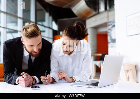 Successo di business partner per discutere le loro idee Foto Stock