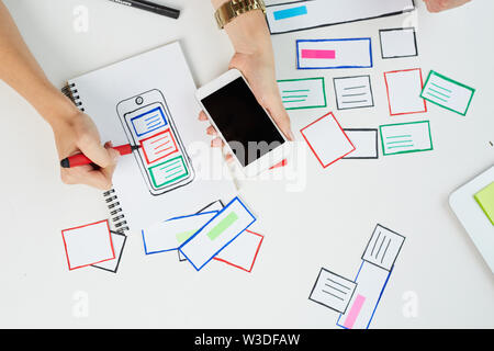 Web designer lavoro sul nuovo sito reattivo protoyping per dispositivi mobili Foto Stock