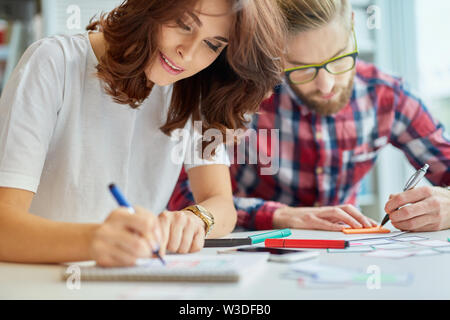 Primo piano dei due designer a lavorare su un nuovo progetto di sito web Foto Stock