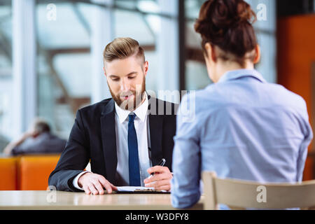 Foto del candidato firma contratto dopo il colloquio di lavoro Foto Stock