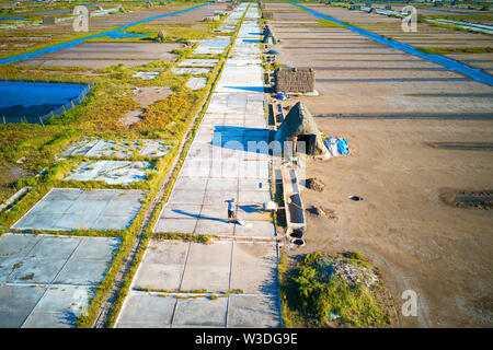 Allevatore locale a lavorare sui campi di sale in Bach Long, Giao Thuy, Namdinh provincia. Questa località è famosa per la produzione di sale nel nord del Vietnam. Foto Stock