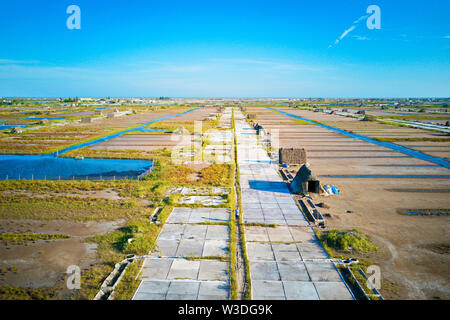 Allevatore locale a lavorare sui campi di sale in Bach Long, Giao Thuy, Namdinh provincia. Questa località è famosa per la produzione di sale nel nord del Vietnam. Foto Stock