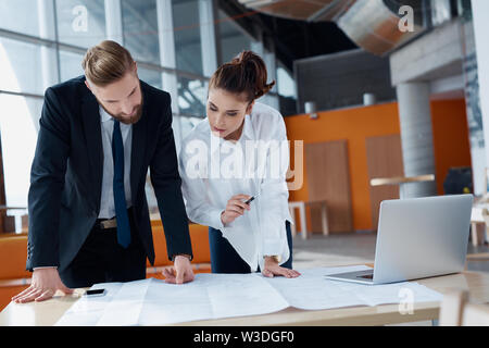 Due architetti, designer discutendo in ufficio Foto Stock