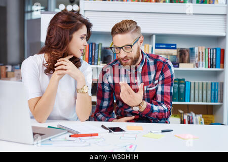 I progettisti al lavoro per discutere circa il nuovo progetto del sito Foto Stock
